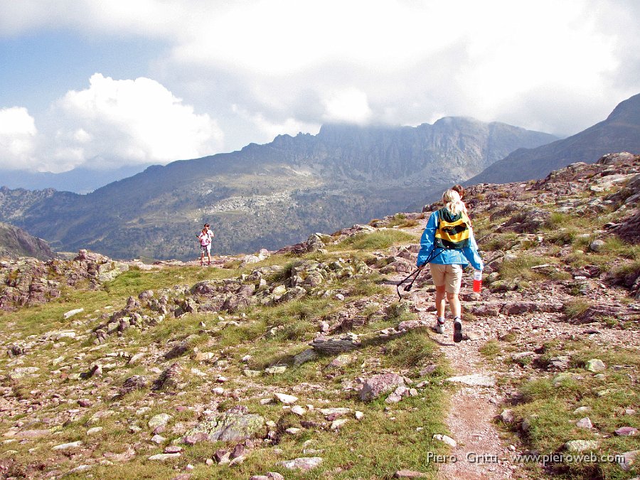 cimagpII 17.jpg - Imbocchiamo il sentiero-raccordo tra il Passo di Mezzeno e il Passo dei Laghi Gemelli. Il cielo si è rannuvolato e ci siamo coperti